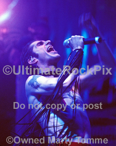Photo of Perry Farrell of Janes Addiction in concert in 2001 by Marty Temme