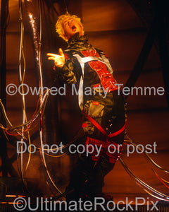 Photo of Spider One of Powerman 5000 performing onstage in 1999 by Marty Temme