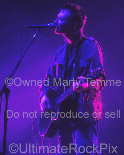 Photo of singer Thom Yorke of Radiohead in concert in 1997 by Marty Temme