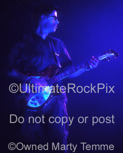 Photo of Ed O'Brien of Radiohead playing a Rickenbacker guitar in 1997 by Marty Temme