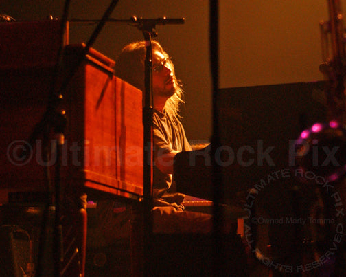 Photo of keyboardist Jeff Chimenti of RatDog in concert by Marty Temme