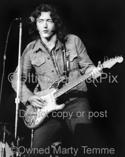 Photo of guitarist Rory Gallagher playing his Stratocaster in 1973 by Marty Temme