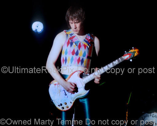 Photo of Todd Rundgren playing The Fool Gibson SG in 1981 by Marty Temme