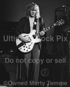 Photo of guitarist Alex Lifeson in concert in 1980 - rush80albw21