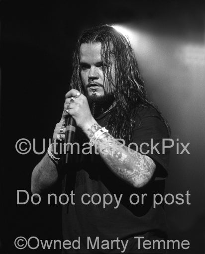 Photo of singer Josey Scott of Saliva in concert in 2003 by Marty Temme