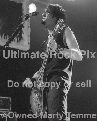 Photo of guitar player Wayne Swinny of Saliva in concert in 2003 by Marty Temme