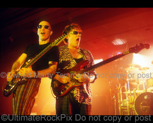 Photo of Joe Satriani and Stu Hamm in concert in 1998 by Marty Temme