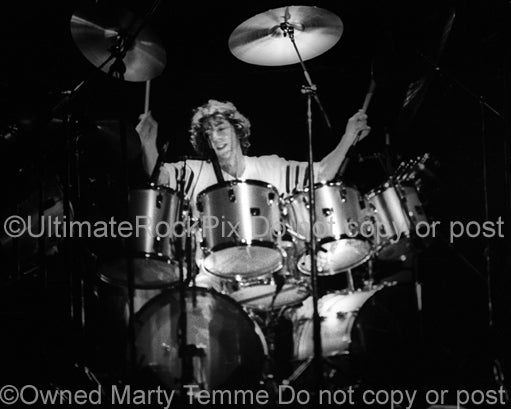 Photo of drummer Simon Phillips of Stanley Clarke in concert in 1979 by Marty Temme