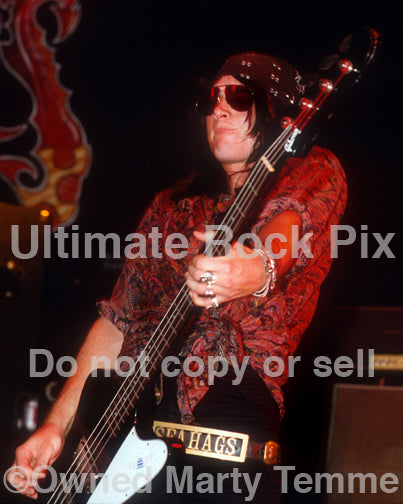 Photo of Chris Schlosshardt of Sea Hags performing in concert in 1989 by Marty Temme