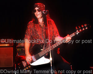 Photo of bassist Chris Schlosshardt of Sea Hags in concert in 1989 by Marty Temme