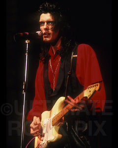 Photo of guitarist, singer and songwriter Charlie Sexton playing onstage in 1989 by Marty Temme