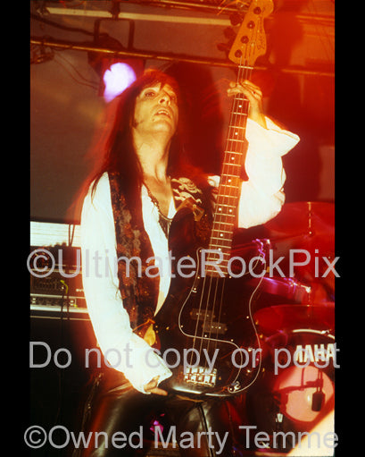 Photo of Dave Tregunna of Shooting Gallery in concert in 1992 by Marty Temme