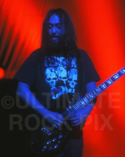 Photo of Kim Thayil playing a Guild S-100 guitar in concert in 1996 by Marty Temme