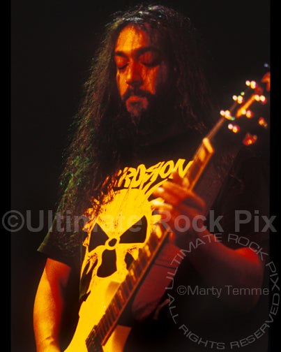Photo of Kim Thayil of Soundgarden in concert by Marty Temme