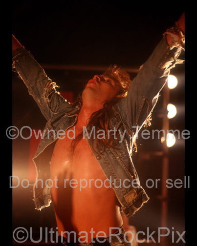 Photo of vocalist Richard Black performing onstage in Hollywood in 1988 by Marty Temme