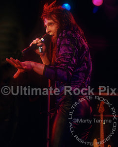 Photo of singer Richard Black onstage in Hollywood in 1989 by Marty Temme