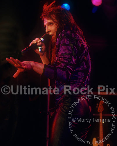 Photo of singer Richard Black onstage in Hollywood in 1989 by Marty Temme