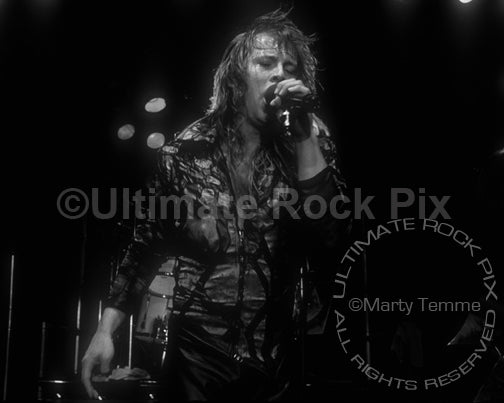 Black and white photo of Richard Black of Shark Island in concert in 1989 by Marty Temme