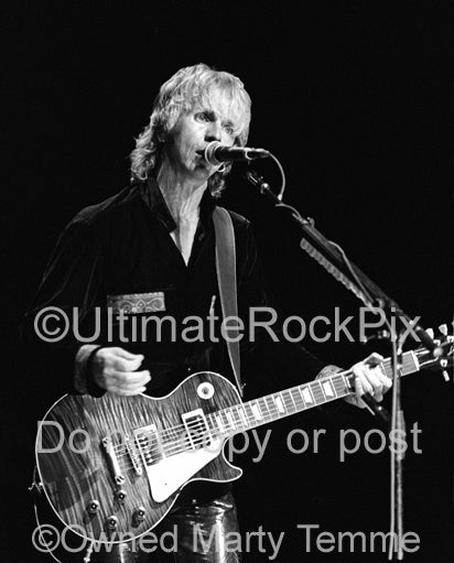 Black and white photo of singer Tommy Shaw of Styx in concert in 2000 by Marty Temme
