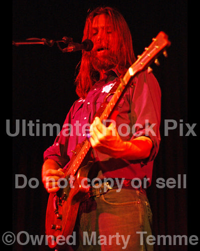 Photo of Leroy Powell of Shooter Jennings in concert by Marty Temme
