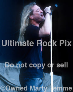 Photo of Johnny Solinger of Skid Row in concert in 2000 by Marty Temme