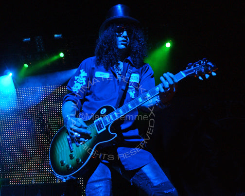 Photo of Slash of Guns N' Roses playing a Gibson Les Paul in concert by Marty Temme