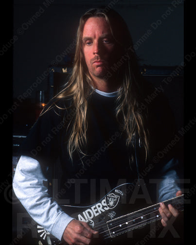 Photo of Jeff Hanneman of Slayer during a photo shoot in 1998 by Marty Temme