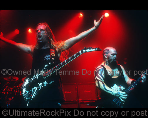 Photo of Jeff Hanneman and Kerry King of Slayer in concert in 1998 by Marty Temme