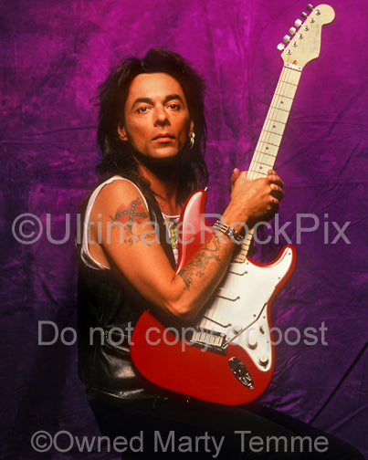 Photo of guitarist Earl Slick during a photo shoot in 1990 by Marty Temme