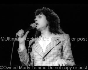 Photo of singer Russell Mael of Sparks in concert in 1975 by Marty Temme