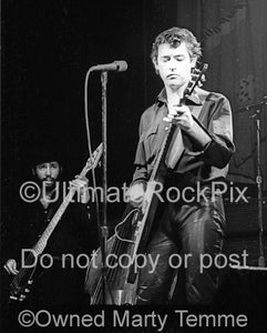 Photo of Chris Spedding and Tony Garnier in concert in 1979 by Marty Temme