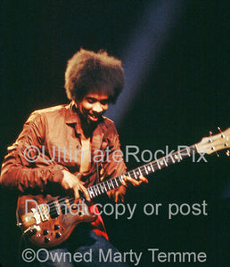Photo of bass player Stanley Clarke of The New Barbarians in concert in 1979 by Marty Temme