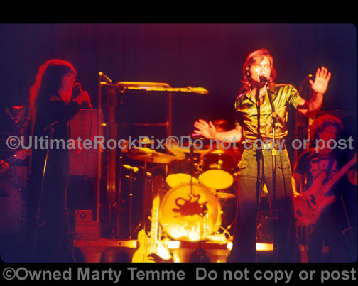 Photo of Grace Slick and Marty Balin of Jefferson Starship in concert in 1975 by Marty Temme
