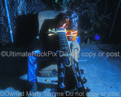 Photo of Dean DeLeo of Stone Temple Pilots holding his Les Paul during a photo shoot - stpdd9627
