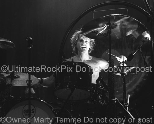 Photo of drummer Eric Kretz of Stone Temple Pilots in concert by Marty Temme