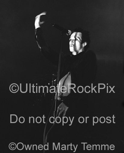 Black and white photo of singer Scott Weiland of Stone Temple Pilots in concert in 2000 by Marty Temme