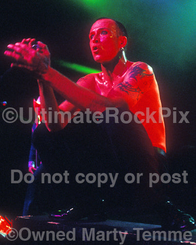 Photo of singer Scott Weiland of Stone Temple Pilots in concert in 2000 by Marty Temme