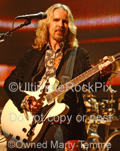 Photo of Tommy Shaw of Styx playing a white Gibson 335 in concert by Marty Temme