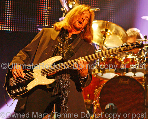 Photo of bassist Ricky Phillips of Styx in concert by Marty Temme