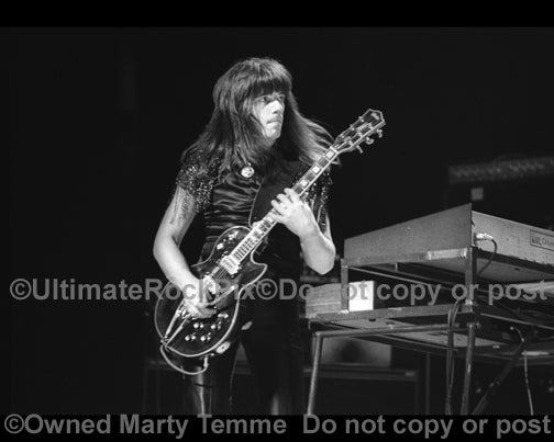 Photo of Andy Scott of The Sweet in concert in 1976 by Marty Temme