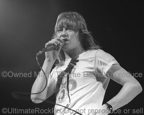 Photo of singer Brian Connolly of The Sweet in concert in 1976 by Marty Temme