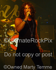 Photo of singer Joe Retta of The Sweet in concert in 2008 by Marty Temme