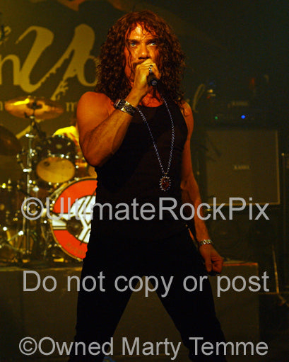 Photo of singer Joe Retta of The Sweet in concert in 2008 by Marty Temme