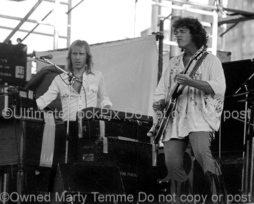 Photo of Mike Pinera and Duane Hitchings of Thee Image in concert in 1974 by Marty Temme