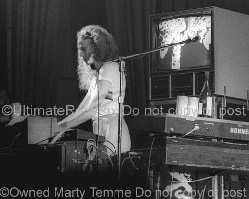 Photo of Vince Welnick of The Tubes in concert in 1975 by Marty Temme