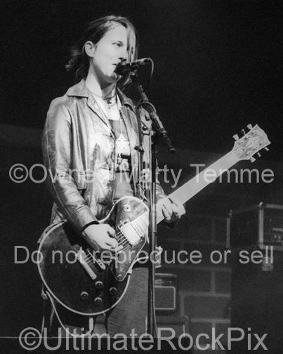 Photo of singer Louise Post of Veruca Salt in concert in 1994 by Marty Temme