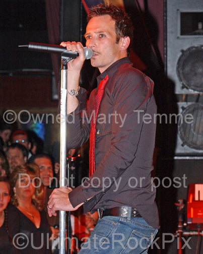 Photo of singer Scott Weiland of Velvet Revolver in concert in 2006 by Marty Temme