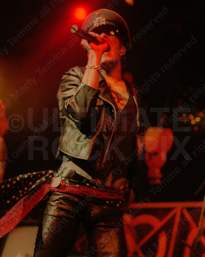 Photo of Scott Weiland of Velvet Revolver in concert in 2005 by Marty Temme