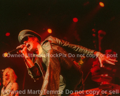 Photo of Scott Weiland of Velvet Revolver in concert in 2005 by Marty Temme