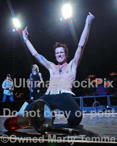 Photo of Scott Weiland of Velvet Revolver performing onstage in 2008 by Marty Temme